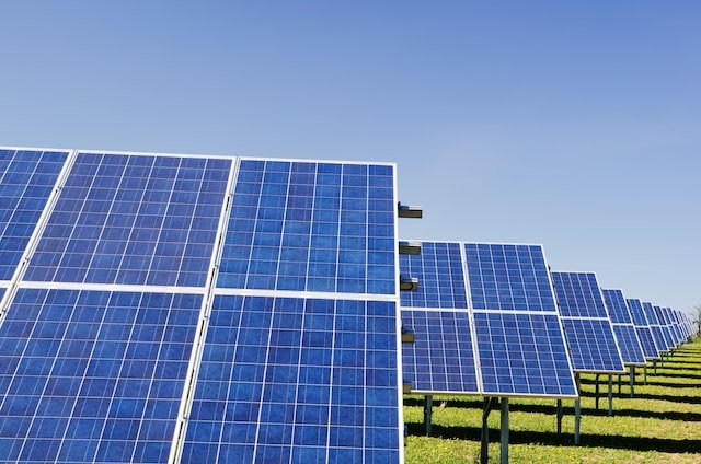 Kokie saulės elektrinių privalumai?