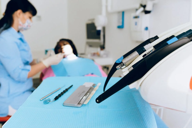 Dantų protezai – geriau nei implantai?